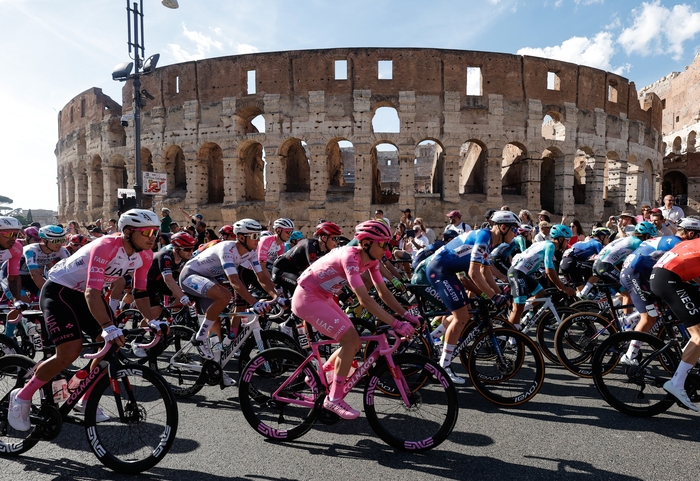 Pogacar vince il Giro d'Italia, ultima tappa a Merlier