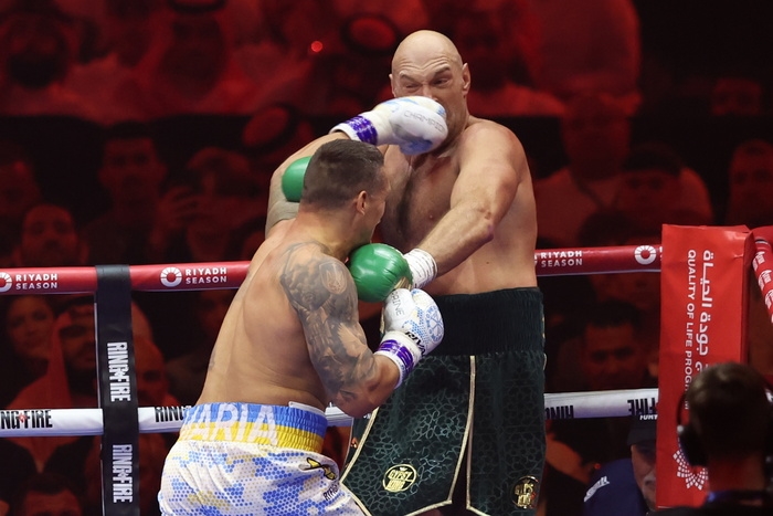 Boxe: ucraino Usyk batte Fury, è campione pesi massimi