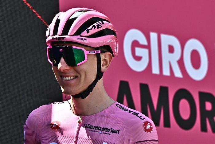 Giro: Kooij vince la 9/a tappa, Pogacar sempre in rosa