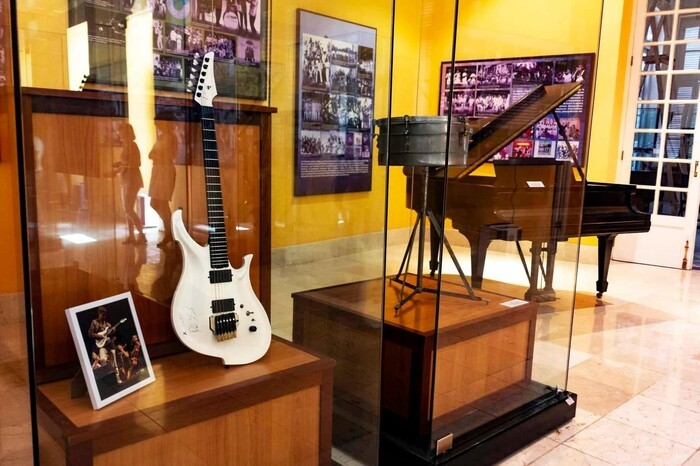 Davide Lo Surdo, la chitarra di una leggenda esposta a Cuba