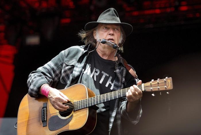 Malattie nella band, Neil Young cancella il tour