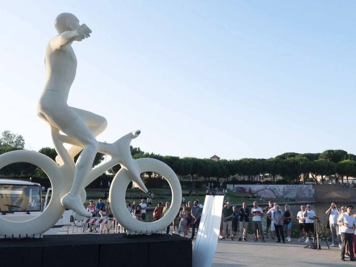 Un colosso di Pantani accoglie il Tour de France a Rimini