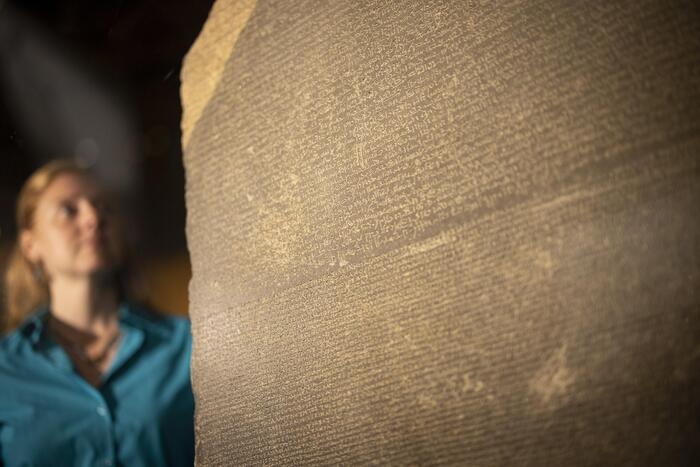 Un milione di firme per riportare al Cairo la stele di Rosetta