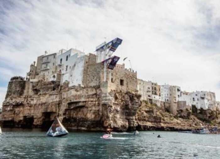 Red Bull cliff diving torna a Polignano, tuffi da grandi altezze