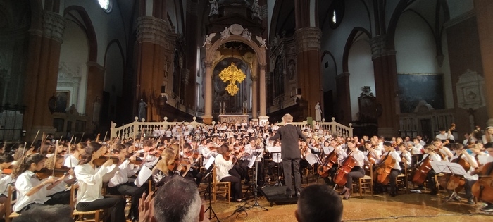 A Bologna Orchestra di giovani suona per la pace nel mondo