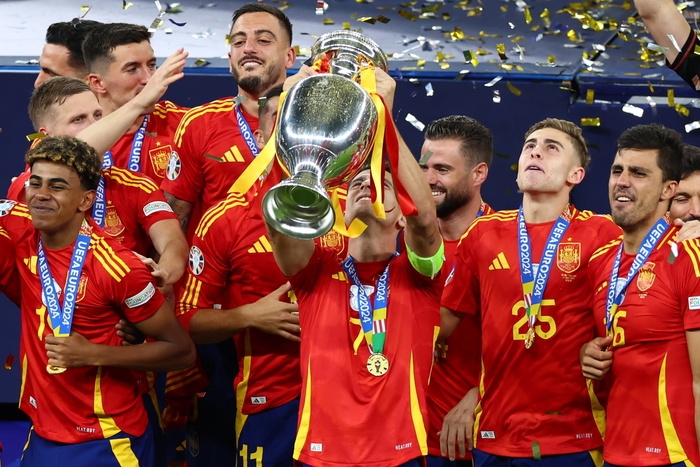 Euro 2024: festa Spagna, Morata alza trofeo davanti a Re Felipe