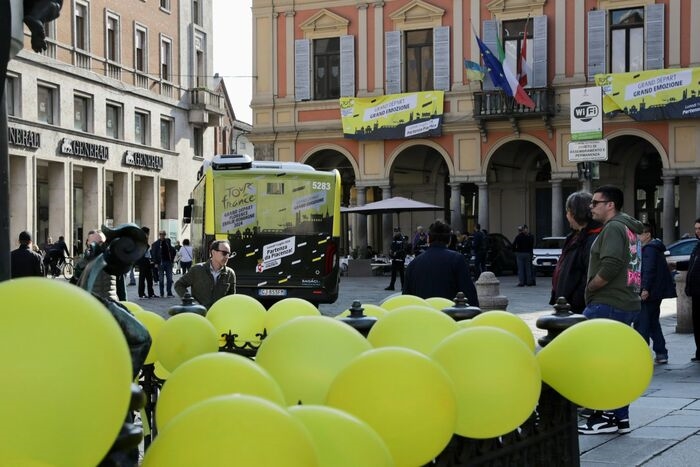 Il Tour riparte da Piacenza, festa gialla in centro storico