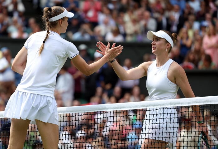 Wimbledon: Rybakina in semifinale, stretta di mano con Svitolina