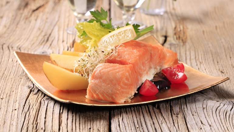 Quali alimenti contengono vitamina B12 Uova, carne, frutti di mare e altro ancora.