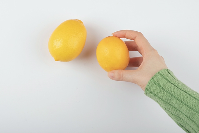 Cosa succederà se mangi un limone ogni giorno, i benefici e i danni