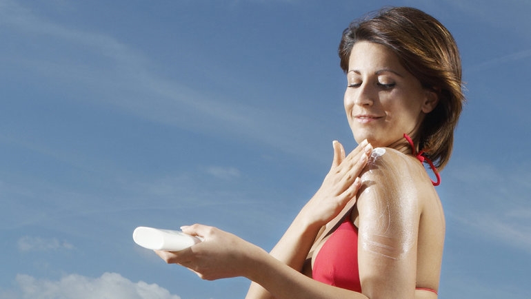 Come scegliere una crema solare, il cosmetologo ha detto cosa cercare nella composizione dei prodotti e come scegliere quello giusto per la tua pelle.