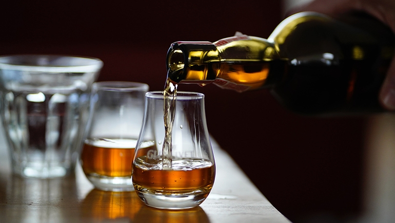 Whisky, benefici e rischi, cosa succederà se bevi 100 grammi di whisky ogni giorno.