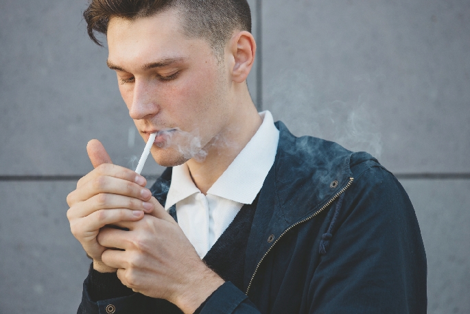 Il danno del fumo passivo, perché è peggio di quello attivo