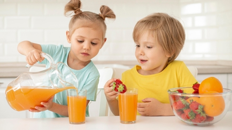 Come insegnare a un bambino a mangiare bene, come far innamorare un bambino del cibo sano e dei cibi sani, i consigli di un nutrizionista.