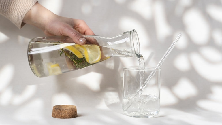 L'acqua con limone e cetriolo aiuta davvero a perdere peso, cos'è l'acqua sassi.