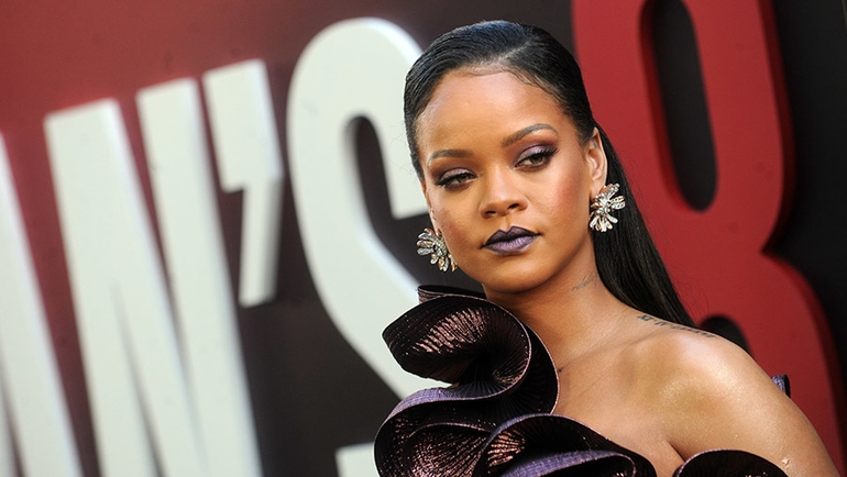 I segreti di bellezza di Rihanna, cosa mangia e come Rihanna si prende cura di se stessa.