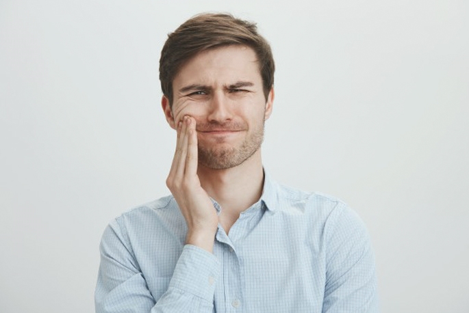 Perché sbriciolare e rompere i denti negli adulti, i motivi principali