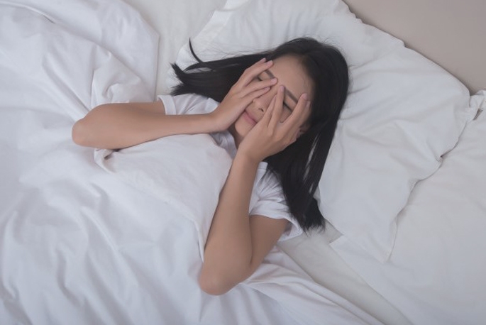 Perché le persone digrignano i denti durante il sonno, il bruxismo, le cause