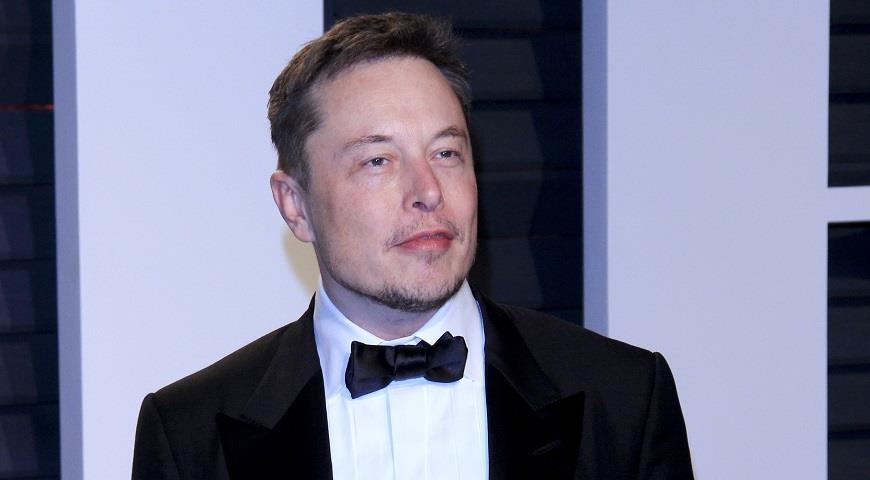 Qual è il problema con te, Elon Musk Perché un miliardario mangia tutto il tempo