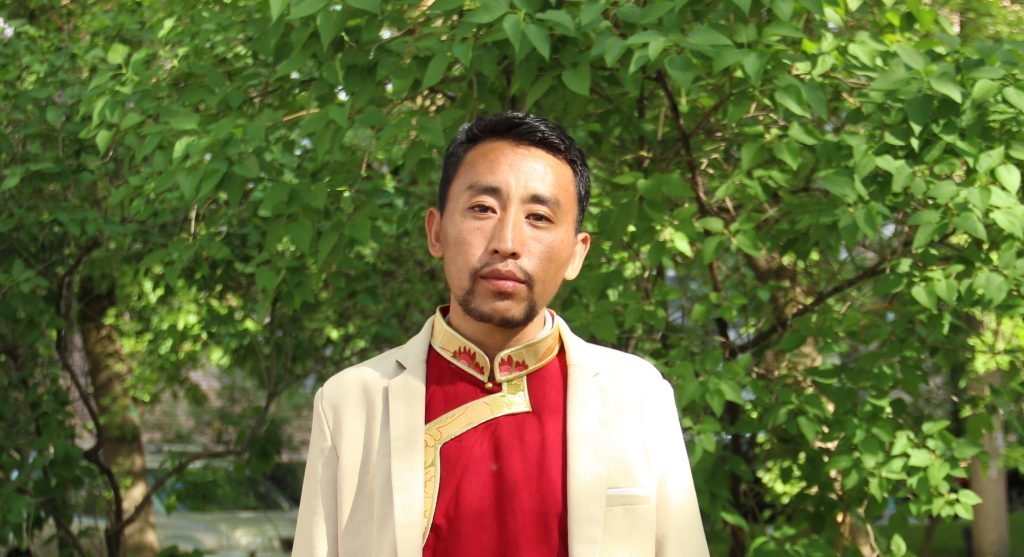 Domanda all'esperto di medicina tibetana Ngawang Sangye Lama sulla salute delle donne, il processo del concepimento e le cause delle malattie