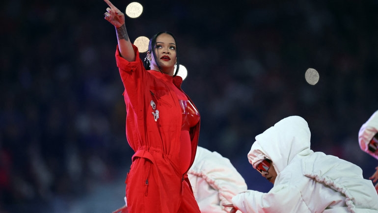 La performance di Rihanna al Super Bowl 2023, cosa ha cantato Rihanna, come è andata la performance, foto.