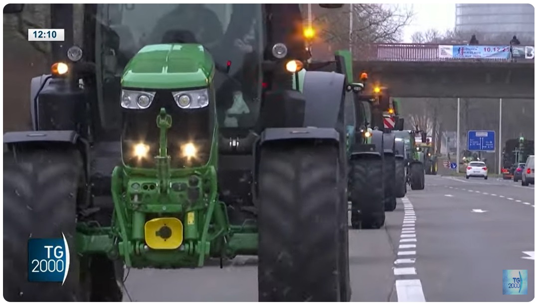 Germania nel caos, agricoltori in piazza con i trattori