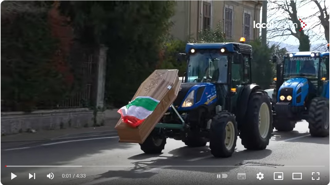 Avellino, corteo di trattori arriva sotto sede Regione Campania: con loro anche una bara